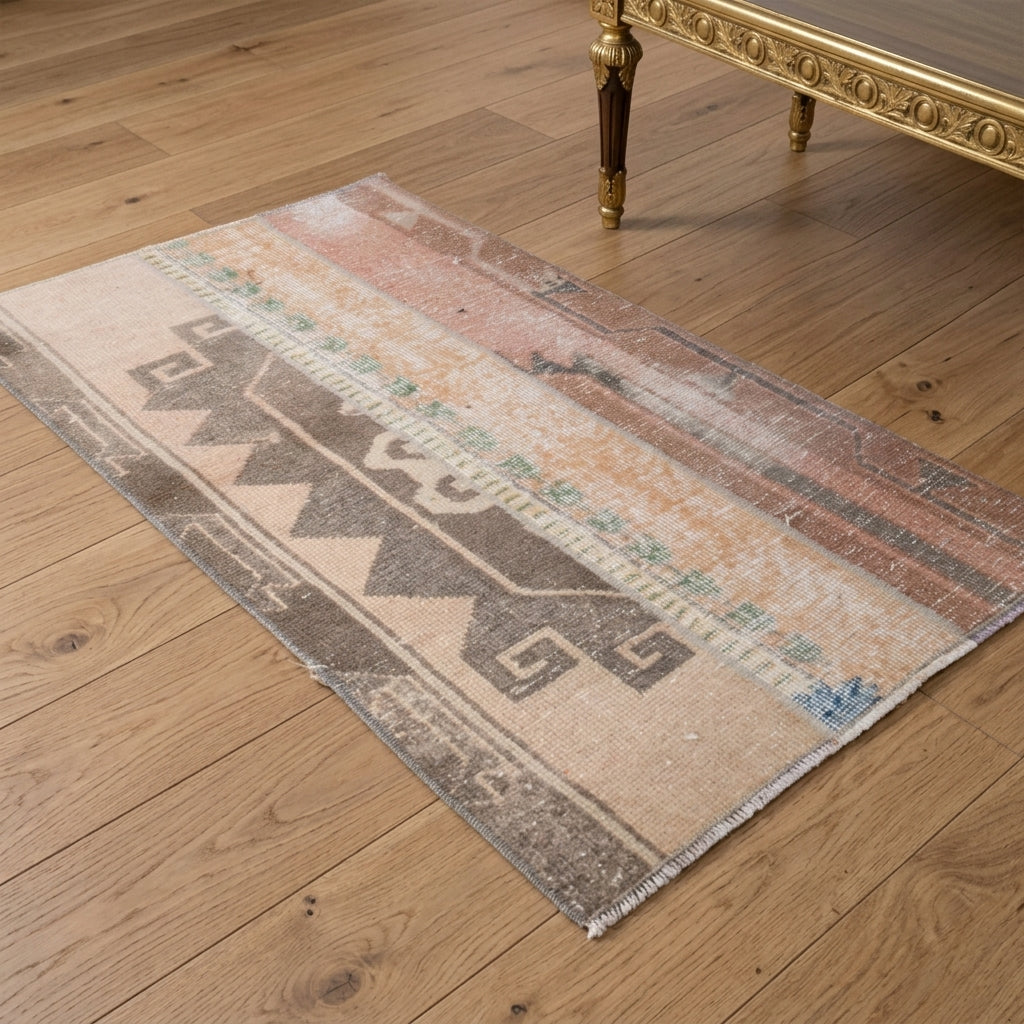 Ikat pattern on the Ruyakusa vintage patchwork area rug – handmade in Anatolia, Turkey