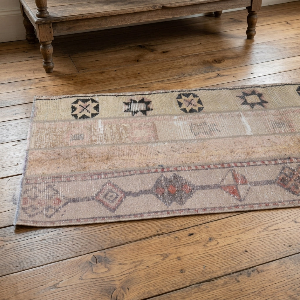 Tribal pattern on the Reyhanyaz vintage patchwork runner rug – handmade in Anatolia, Turkey