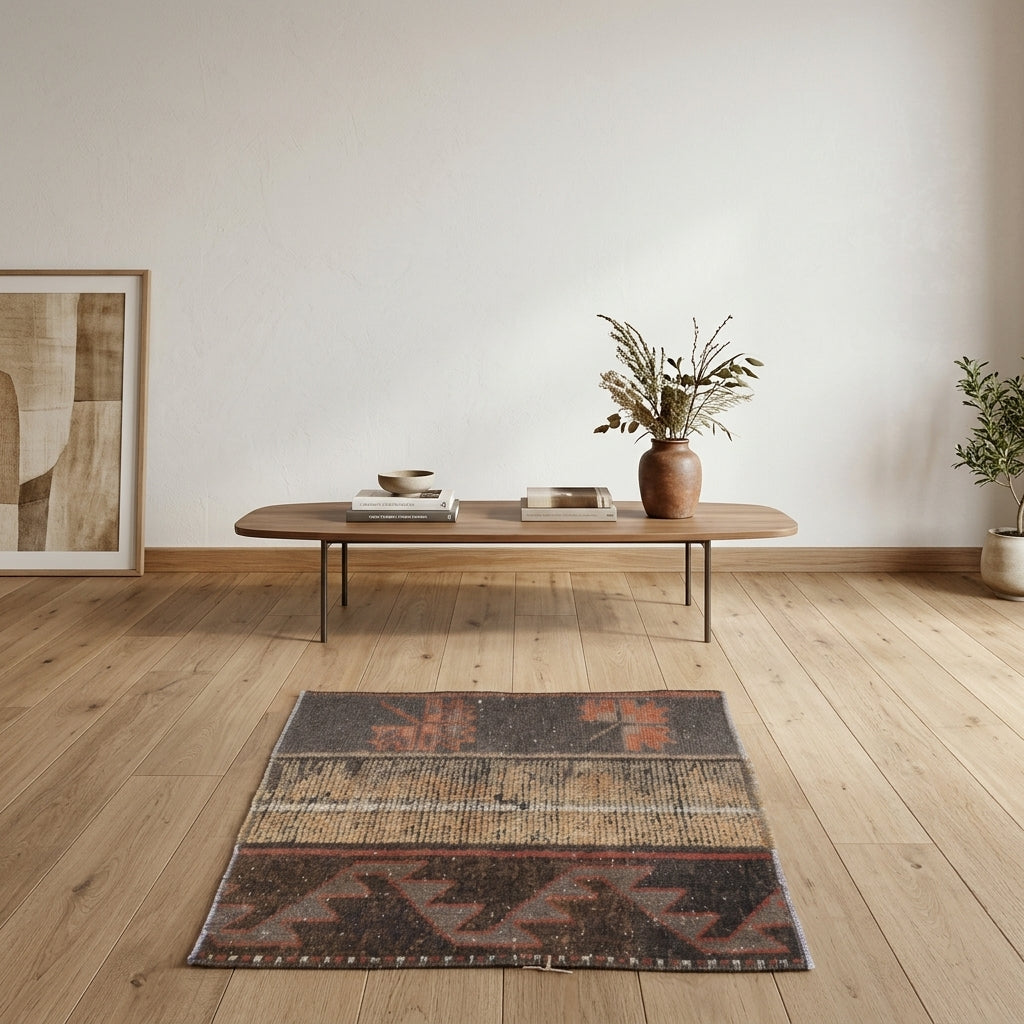 Tribal pattern on the Reyhansel vintage patchwork rug mat – handmade in Anatolia, Turkey