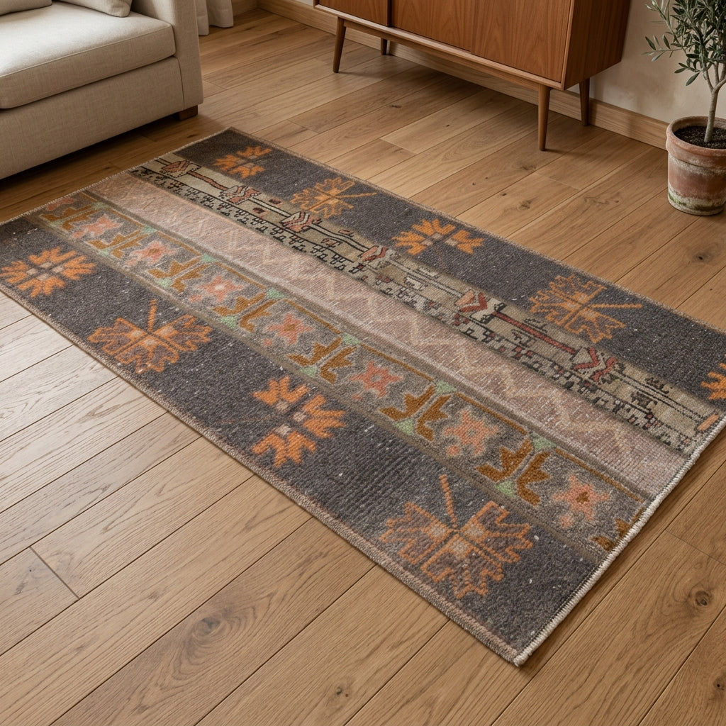 Oriental pattern on the Reyhanban vintage patchwork runner rug – handmade in Anatolia, Turkey