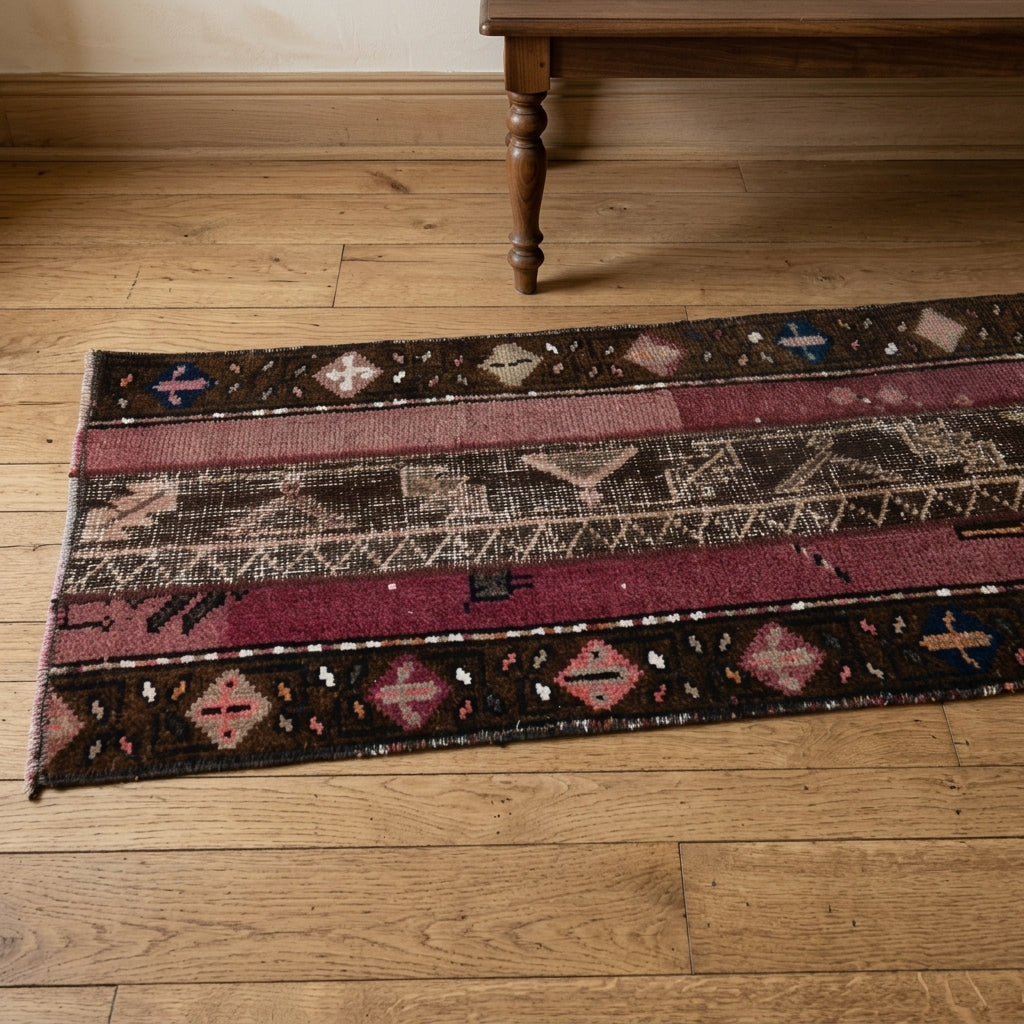 Ikat pattern on the Polypelia vintage patchwork runner rug – handmade in Anatolia, Turkey