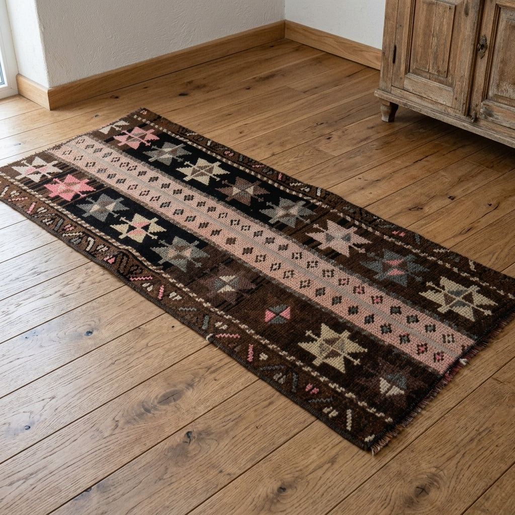 Tribal pattern on the Polylampe vintage patchwork rug mat – handmade in Anatolia, Turkey