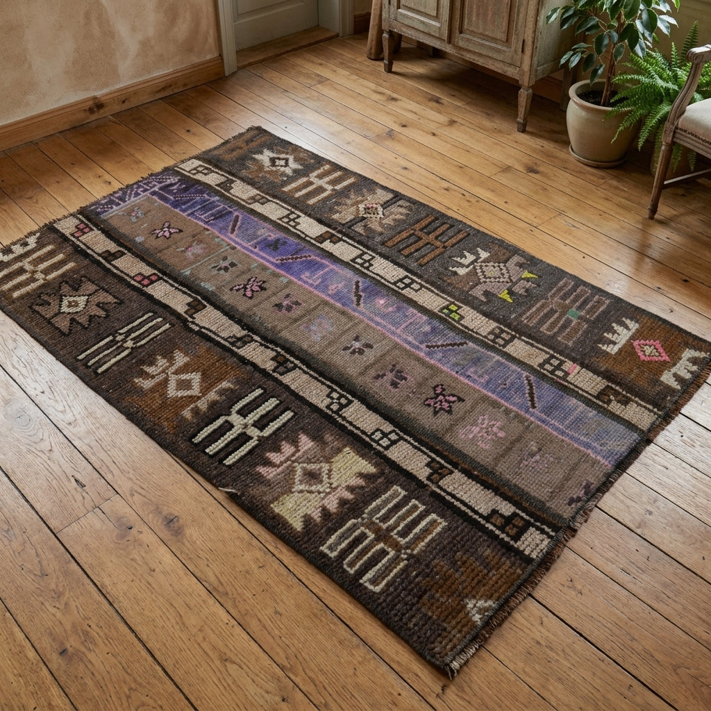 Ikat pattern on the Philopheme vintage patchwork area rug – handmade in Anatolia, Turkey