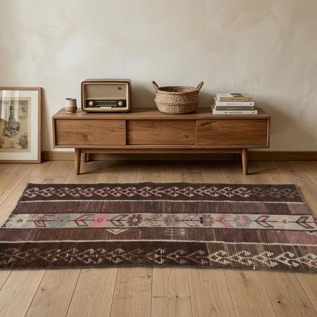Oriental pattern on the Petromene vintage patchwork area rug – handmade in Anatolia, Turkey