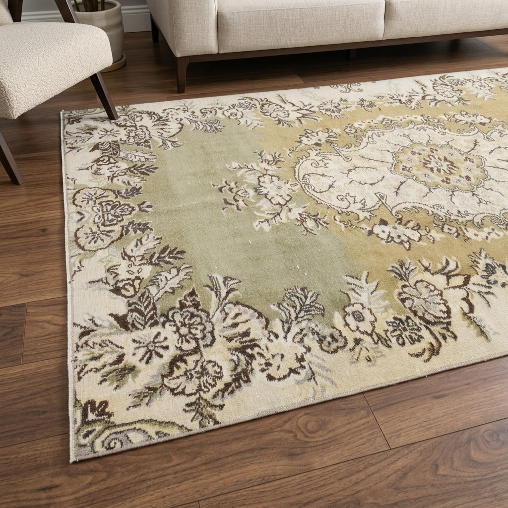 Oriental pattern on the Petrolampe vintage area rug – handmade in Anatolia, Turkey