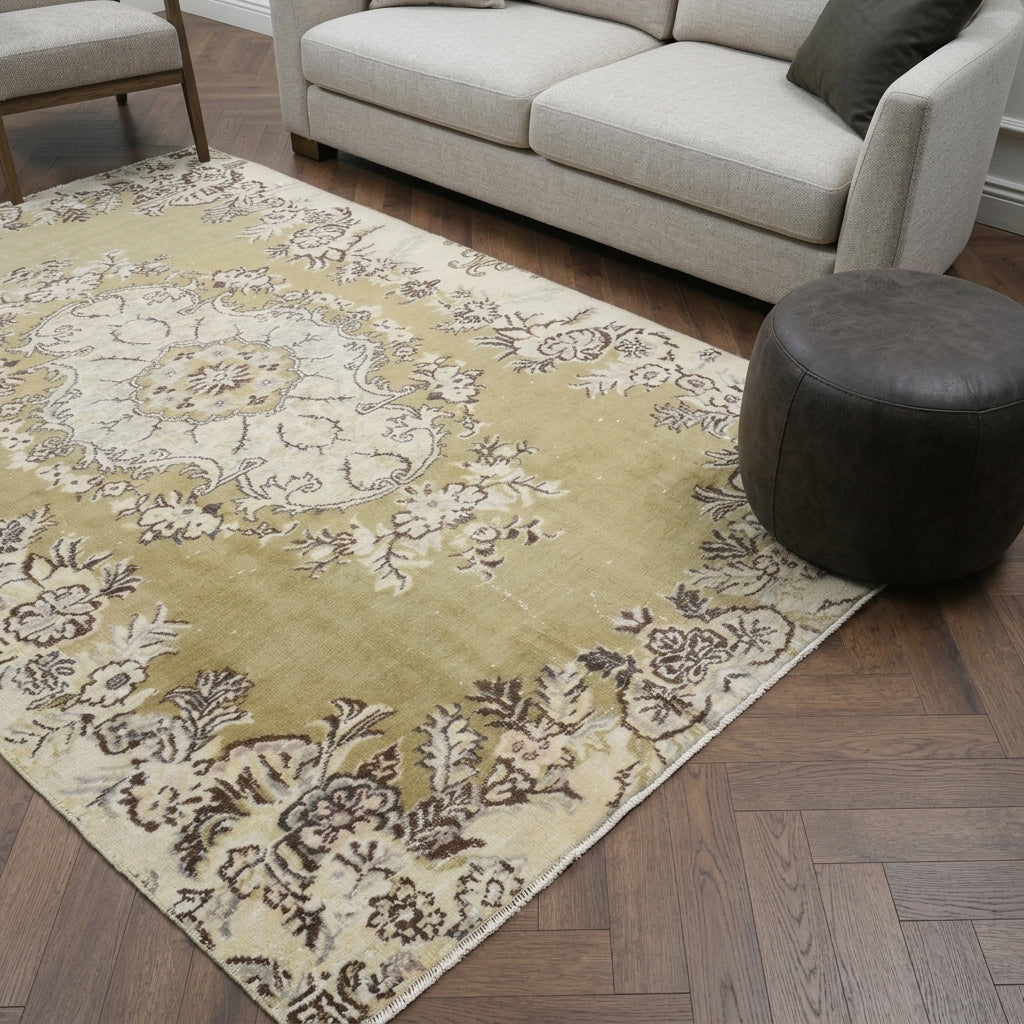 Oriental pattern on the Petrolampe vintage area rug – handmade in Anatolia, Turkey