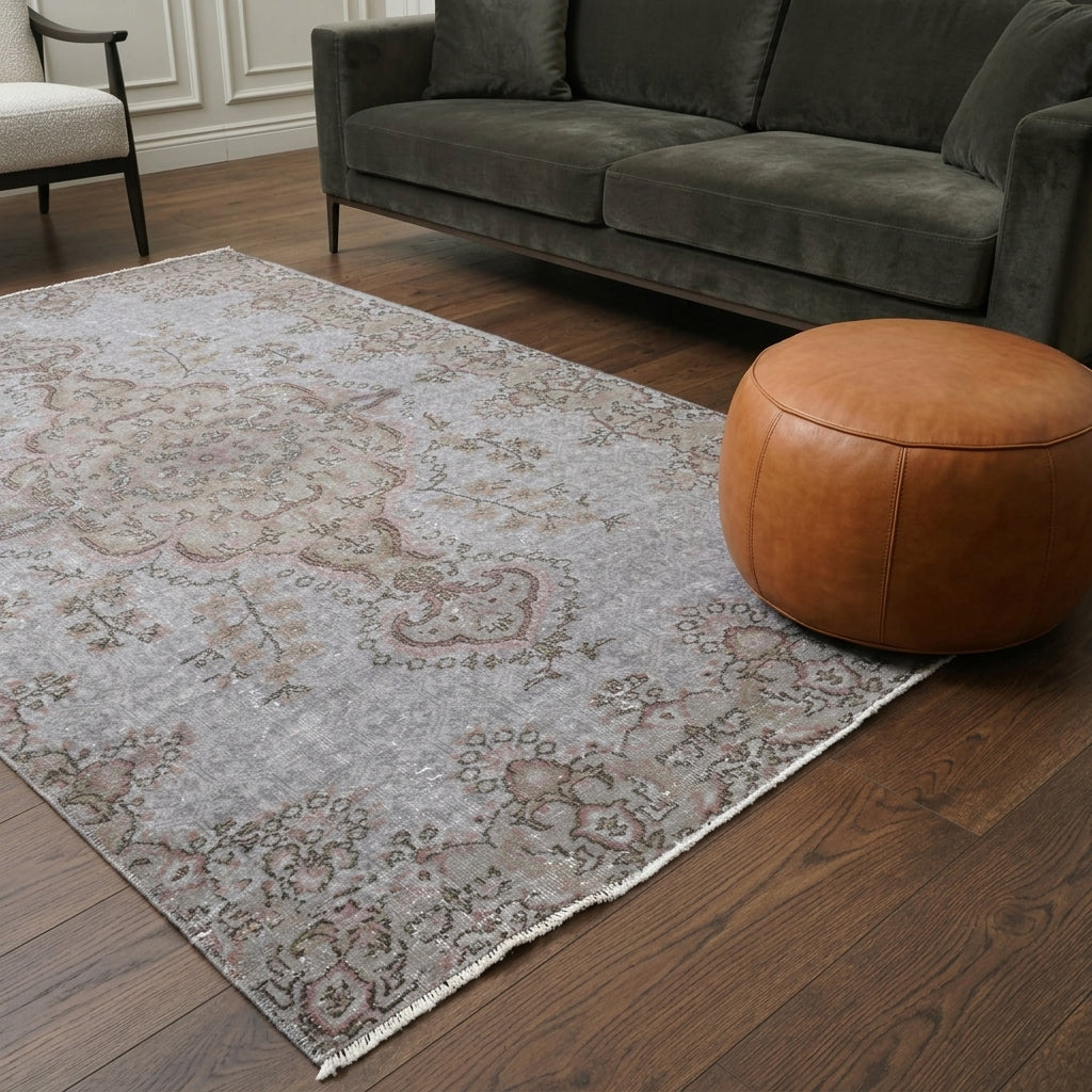 Oriental pattern on the Perimelek vintage area rug – handmade in Anatolia, Turkey