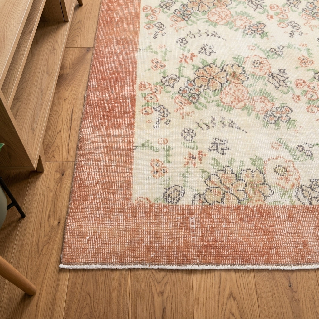 Bordered and floral pattern on the Oykuhayat vintage area rug – handmade in Anatolia, Turkey