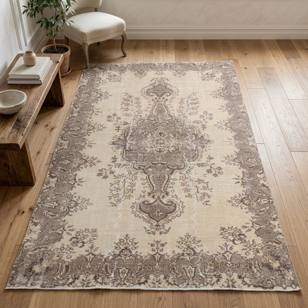 Oriental pattern on the Nevingul vintage area rug – handmade in Anatolia, Turkey