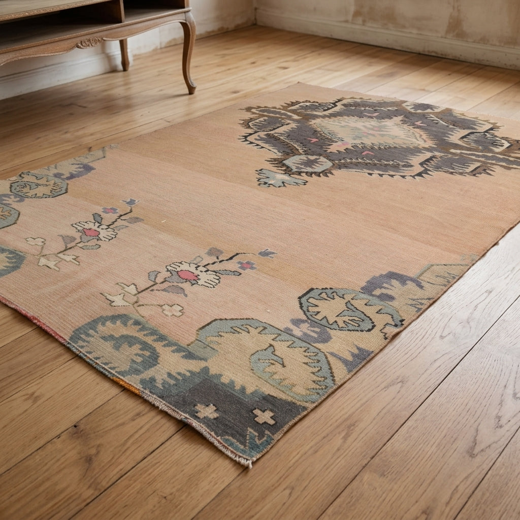 Oriental pattern on the Nesterensultan vintage area rug – handmade in Anatolia, Turkey