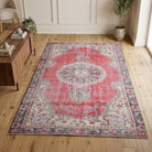 Oriental and medallion pattern on the Nesterengonca vintage area rug – handmade in Kurdish Region, Turkey