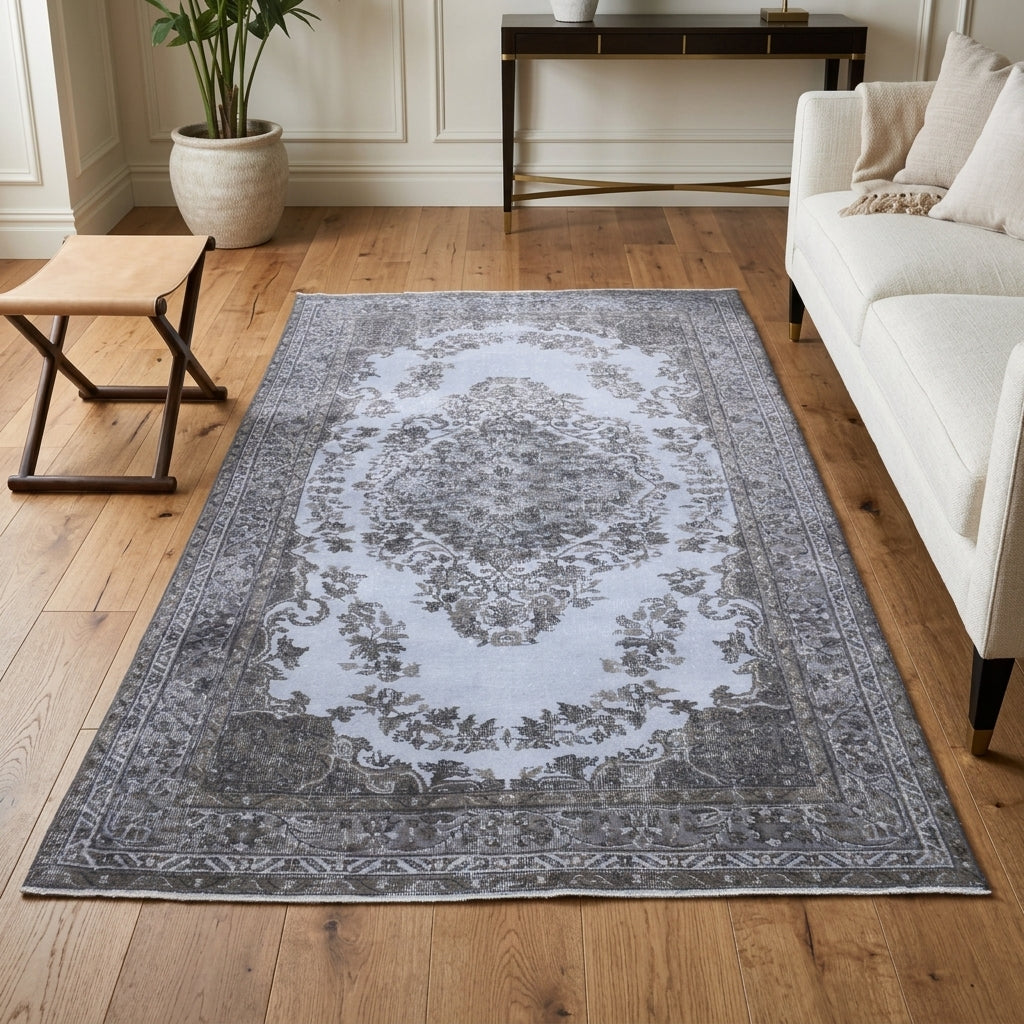 Oriental pattern on the Nehirnihal vintage area rug – handmade in South Region, Turkey