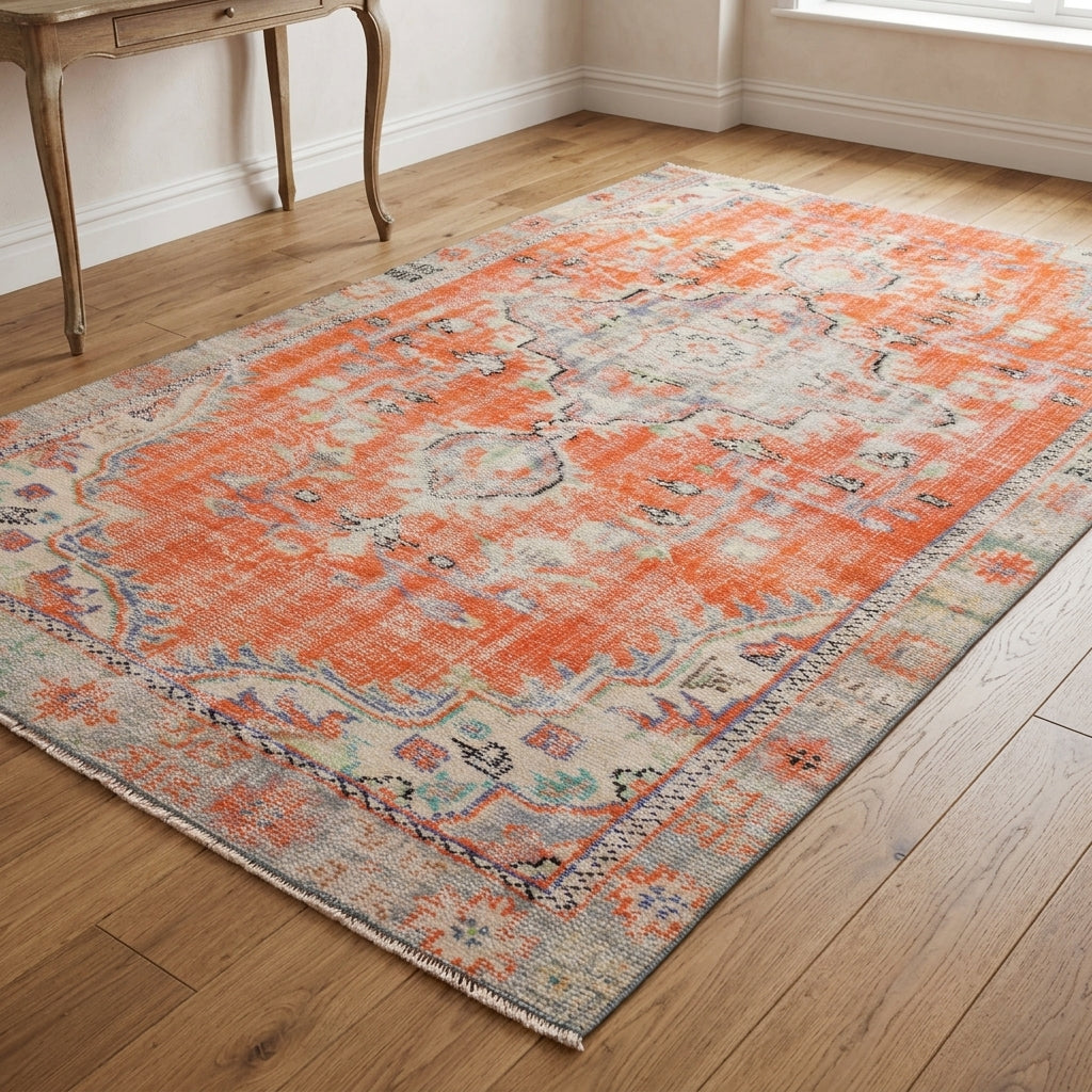 Oriental pattern on the Bengidil vintage area rug – handmade in Anatolia, Turkey