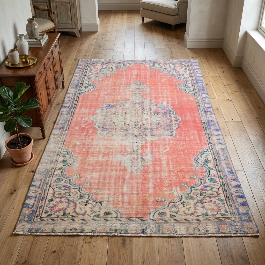 Oriental pattern on the Ouranopelia vintage area rug – handmade in Anatolia, Turkey
