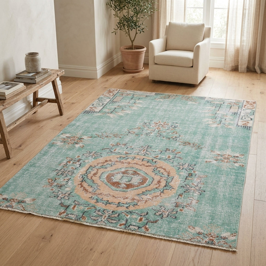 Oriental pattern on the Pinartac vintage area rug – handmade in Anatolia, Turkey