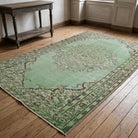 Oriental pattern on the Nevresgul vintage area rug – handmade in Anatolia, Turkey