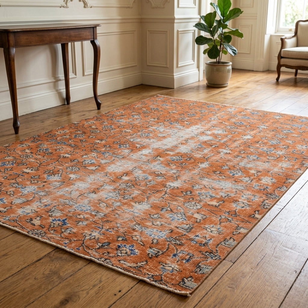 Floral pattern on the Okeanodora vintage area rug – handmade in Anatolia, Turkey