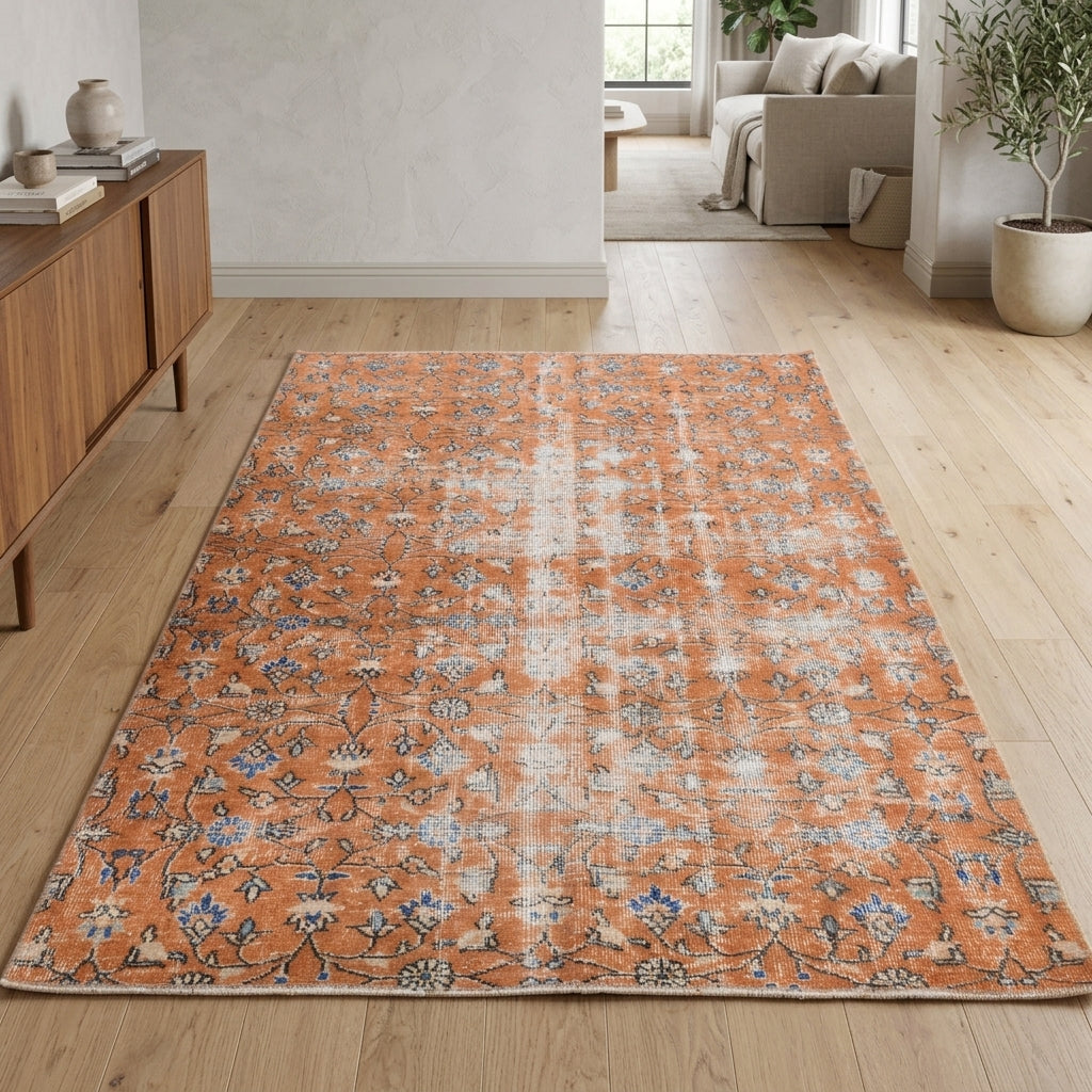 Floral pattern on the Okeanodora vintage area rug – handmade in Anatolia, Turkey