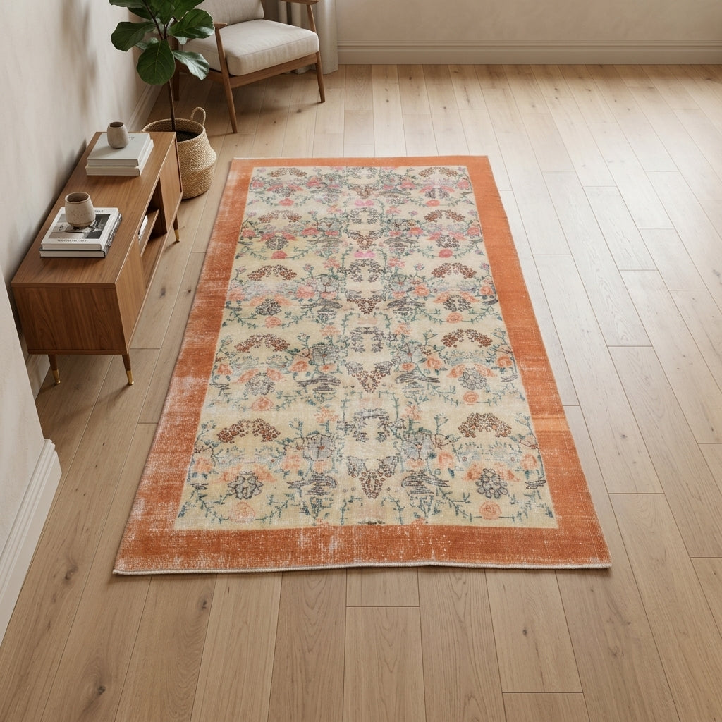 Floral pattern on the Kelebekhayat vintage area rug – handmade in Anatolia, Turkey