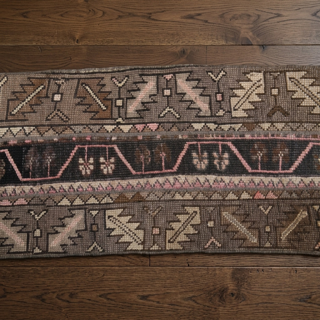 Ikat pattern on the Mujganpezir vintage patchwork runner rug – handmade in Anatolia, Turkey