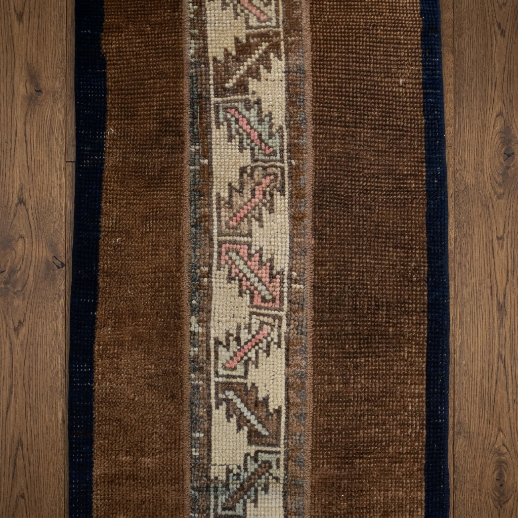 Ikat pattern on the Miletus vintage patchwork runner rug – handmade in Anatolia, Turkey
