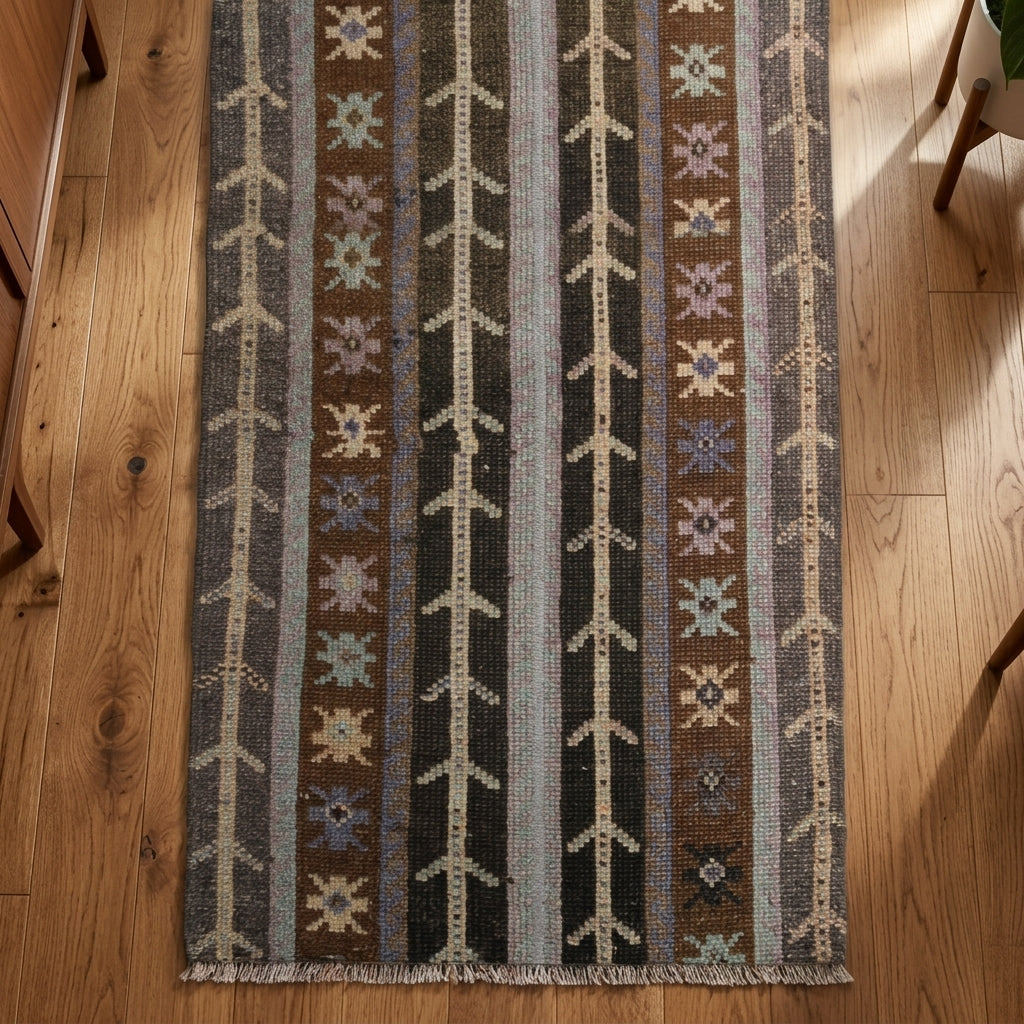 Ikat pattern on the Mihrsultan vintage patchwork runner rug – handmade in Anatolia, Turkey