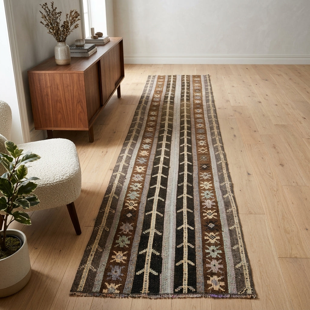 Ikat pattern on the Mihrsultan vintage patchwork runner rug – handmade in Anatolia, Turkey