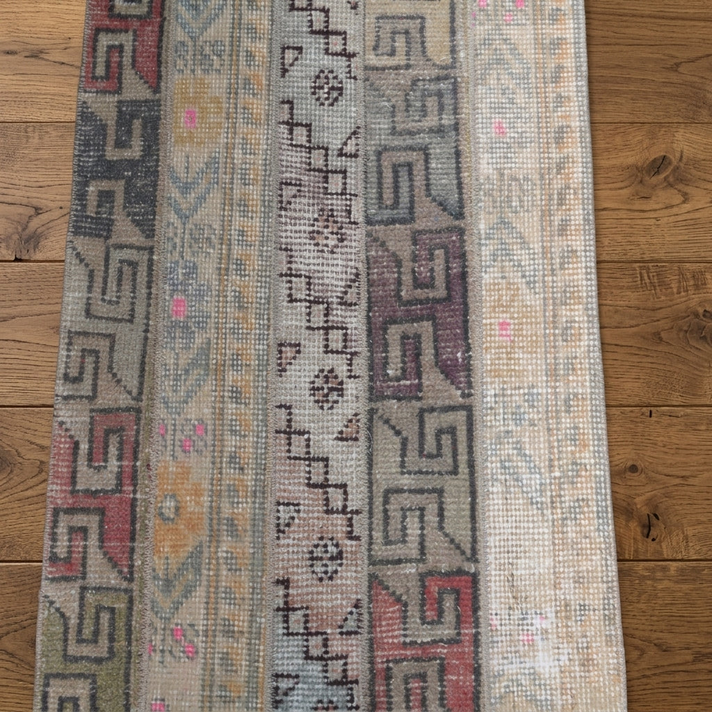 Oriental pattern on the Meltemumut vintage patchwork runner rug – handmade in Anatolia, Turkey