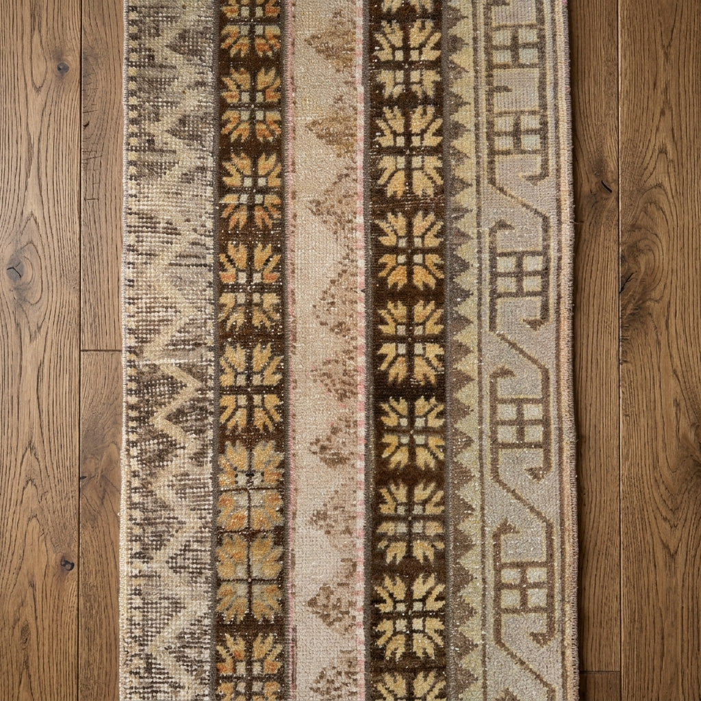 Ikat pattern on the Meltempezir vintage patchwork runner rug – handmade in Anatolia, Turkey