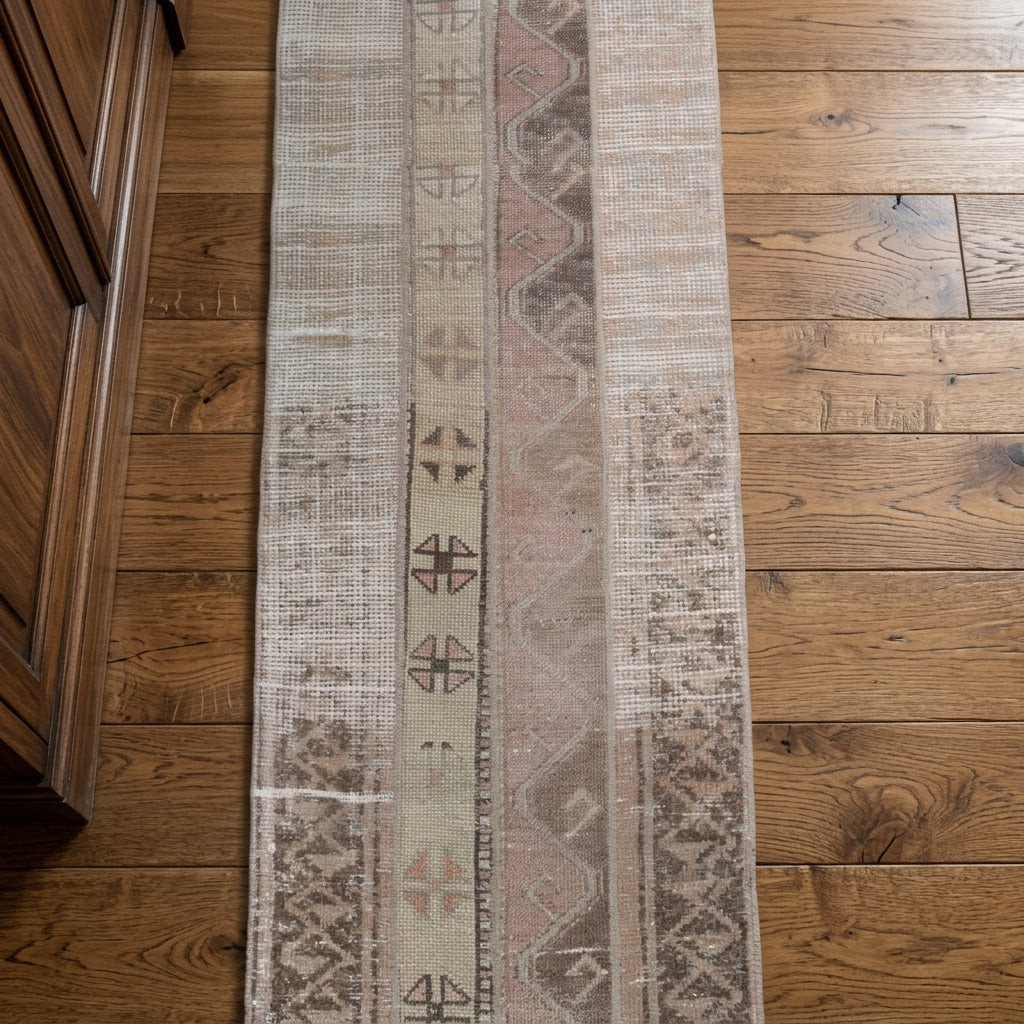 Ikat pattern on the Melissomira vintage patchwork runner rug – handmade in Anatolia, Turkey