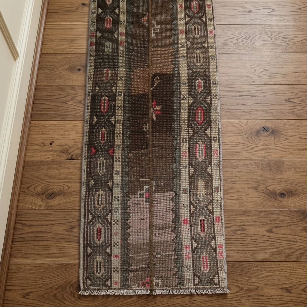 Tribal pattern on the Mahparenur vintage patchwork runner rug – handmade in Anatolia, Turkey
