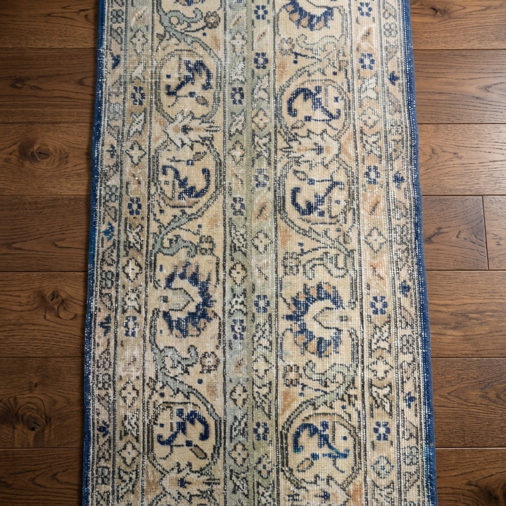Paisley pattern on the Kyrikrateia vintage patchwork runner rug – handmade in Anatolia, Turkey