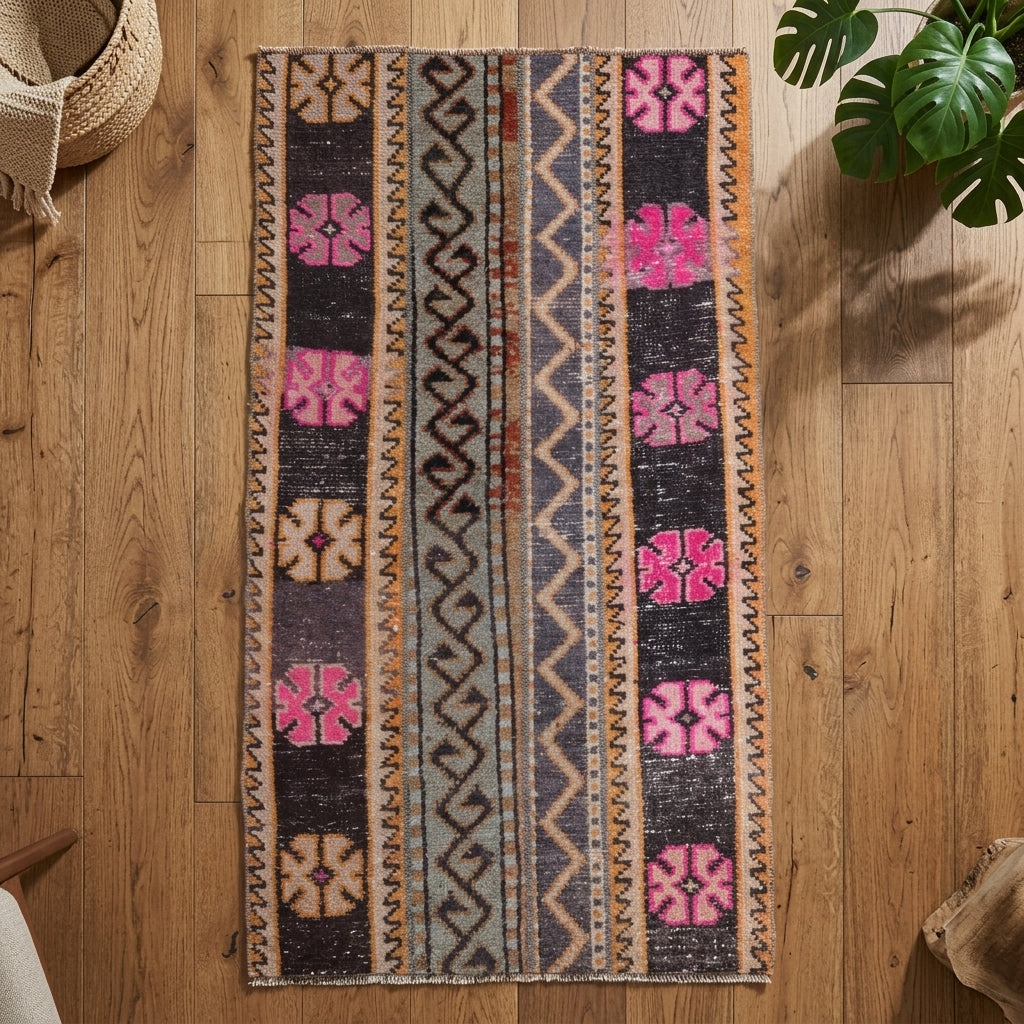Ikat pattern on the Kyrichoria vintage patchwork runner rug – handmade in Anatolia, Turkey