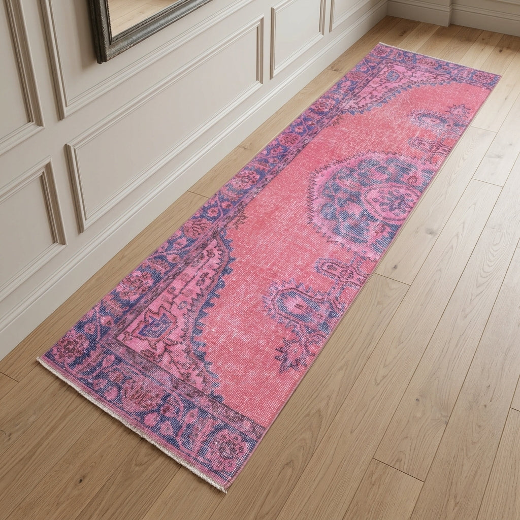 Oriental pattern on the Kyanonassa vintage runner rug – handmade in Anatolia, Turkey