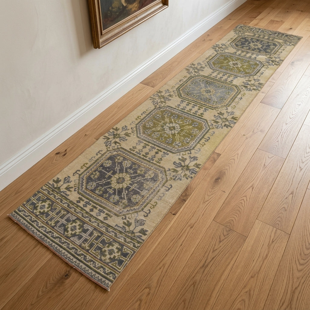 Floral pattern on the Kevsernur vintage runner rug – handmade in Anatolia, Turkey