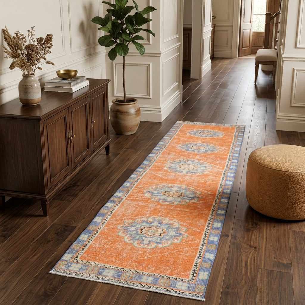 Oriental pattern on the Karanfilefruz vintage runner rug – handmade in Anatolia, Turkey