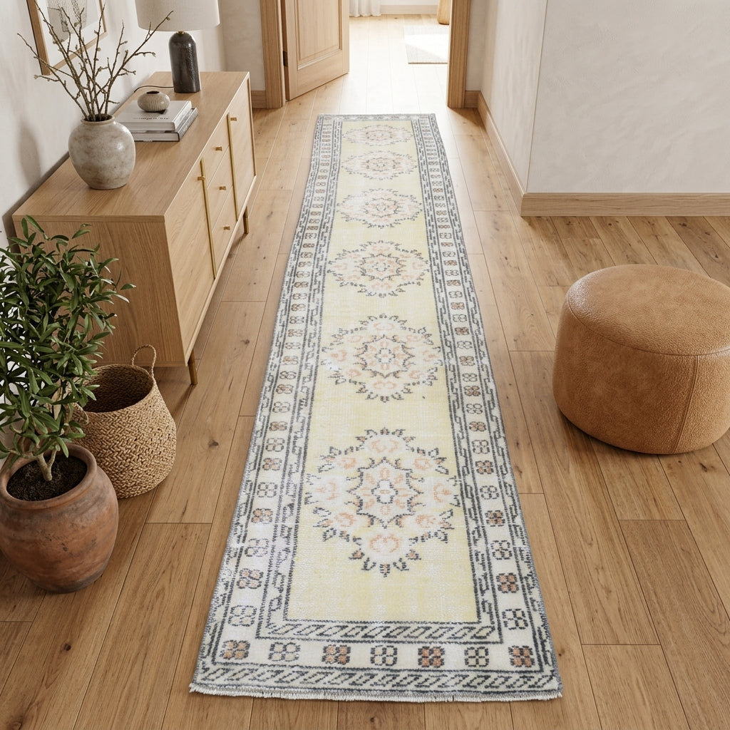 Oriental pattern on the Glaucaura vintage runner rug – handmade in Anatolia, Turkey