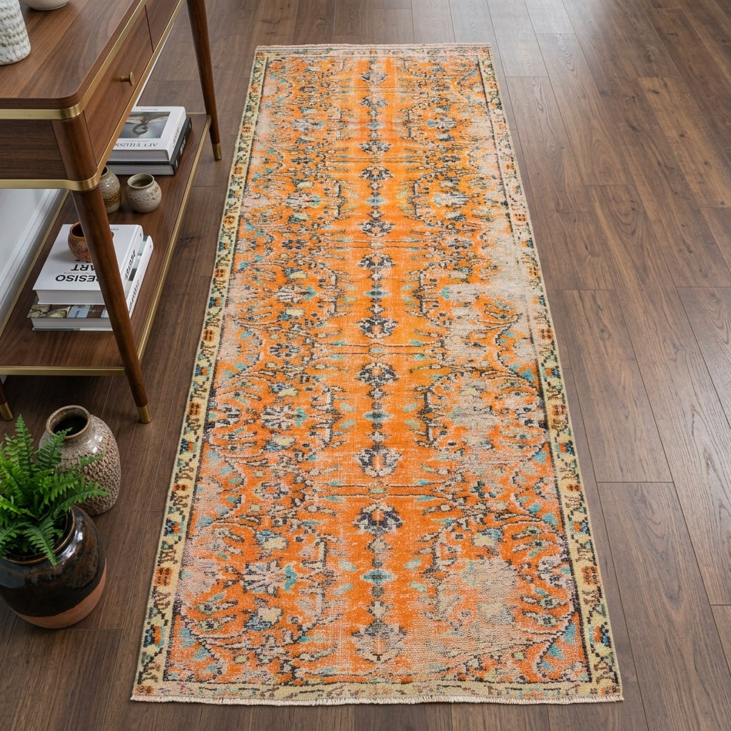 Floral pattern on the Hilalgul vintage runner rug – handmade in Anatolia, Turkey