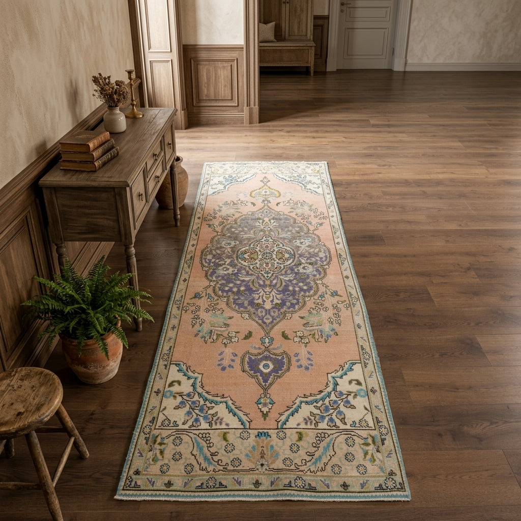 Oriental pattern on the Hedydike vintage runner rug – handmade in Anatolia, Turkey