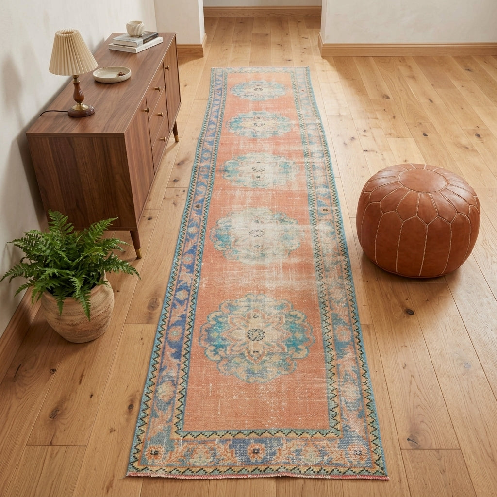 Oriental pattern on the Elpida vintage runner rug – handmade in Anatolia, Turkey