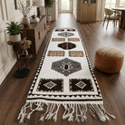 Oriental pattern on the Elmaspeyker vintage runner rug – handmade in Anatolia, Turkey