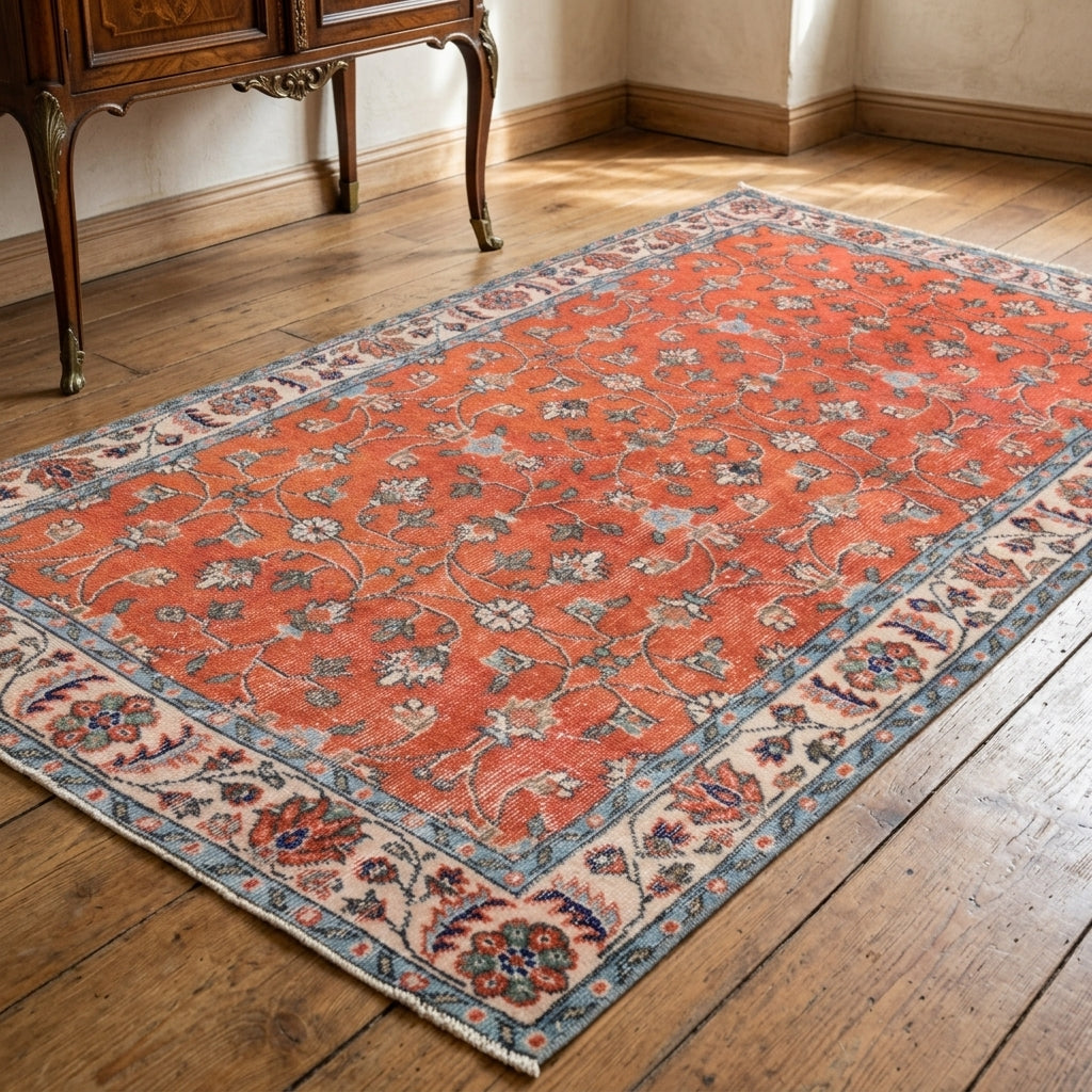 Floral pattern on the Zambaknaz vintage area rug – handmade in Anatolia, Turkey