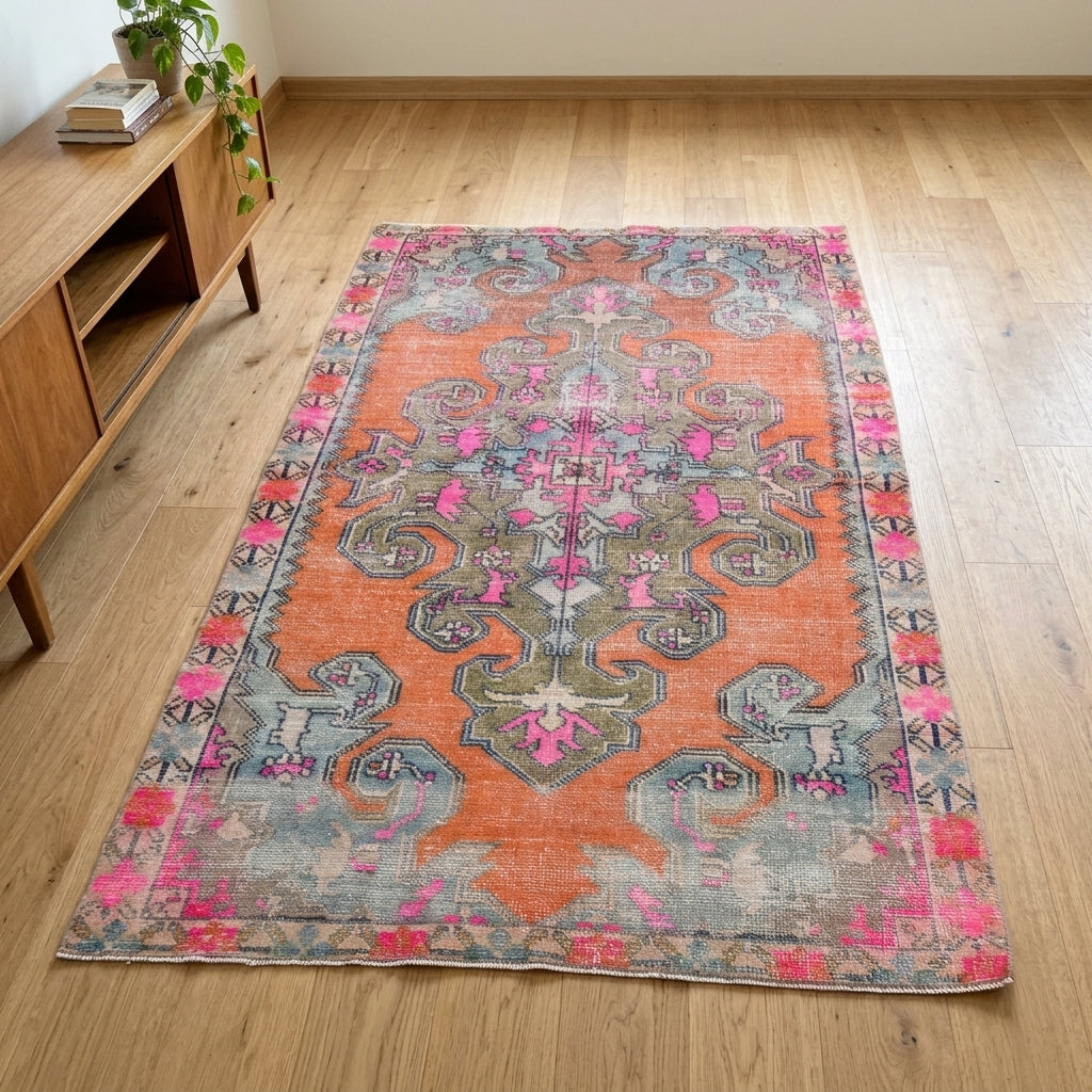 Oriental pattern on the Polylyra vintage area rug – handmade in Anatolia, Turkey