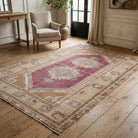 Oriental pattern on the Kehribargonca vintage area rug – handmade in Anatolia, Turkey