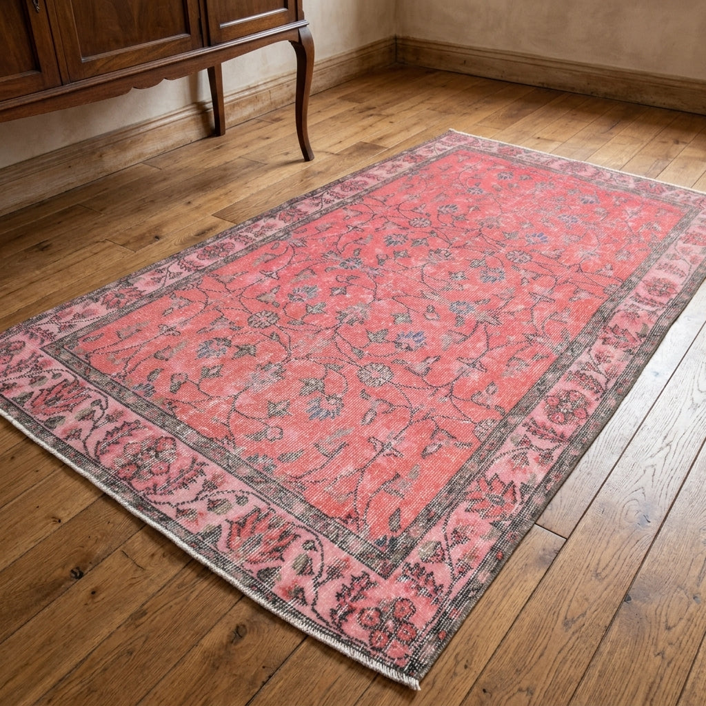 Floral pattern on the Yalikavak vintage area rug – handmade in Anatolia, Turkey