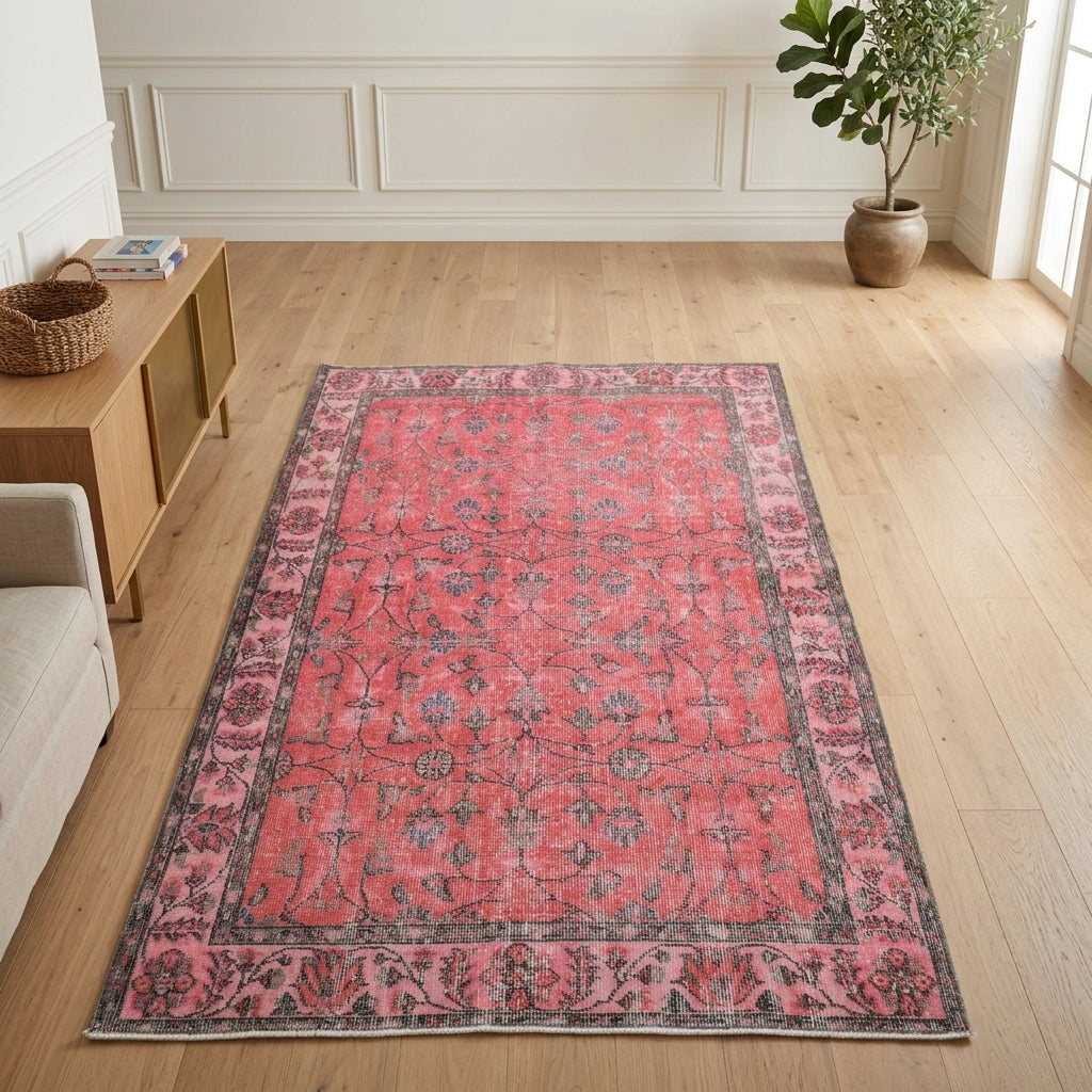 Floral pattern on the Yalikavak vintage area rug – handmade in Anatolia, Turkey