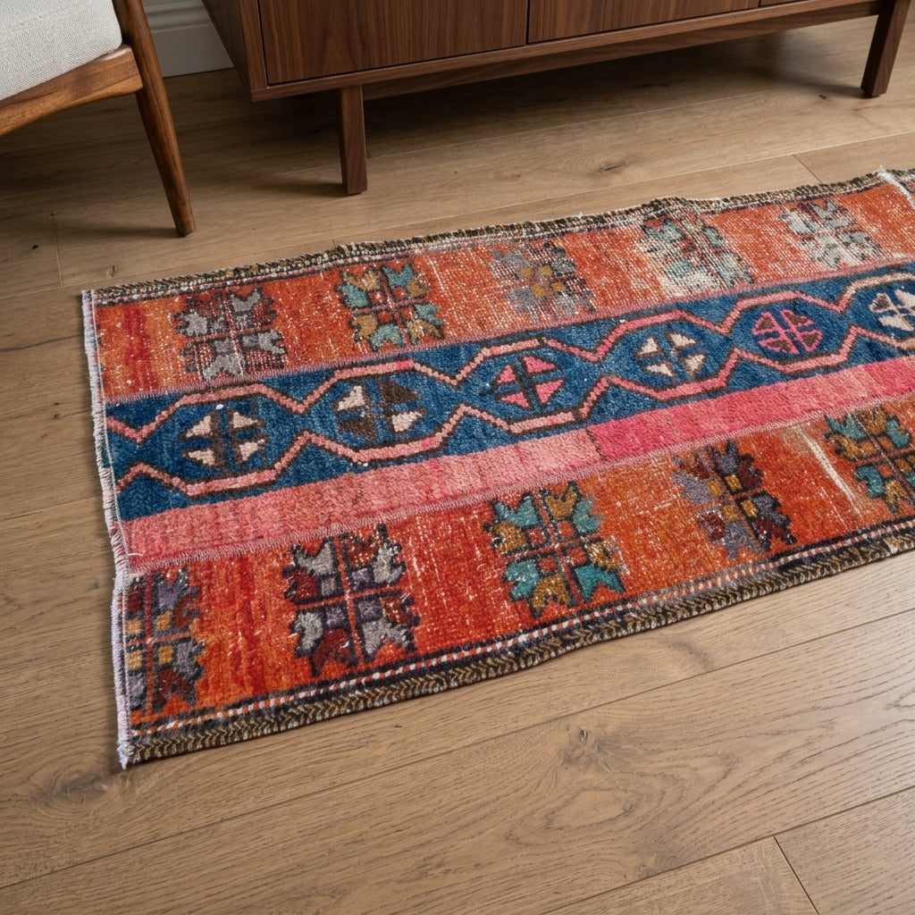 Ikat pattern on the Ilginhayat vintage patchwork runner rug – handmade in Anatolia, Turkey