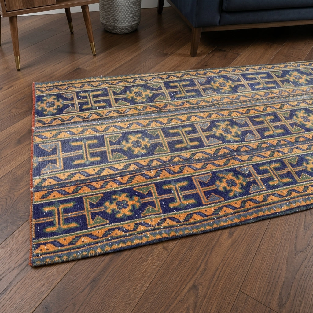 Ikat pattern on the Ilgingul vintage patchwork runner rug – handmade in Anatolia, Turkey