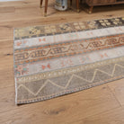 Oriental pattern on the Ihlamurnihal vintage patchwork runner rug – handmade in Anatolia, Turkey