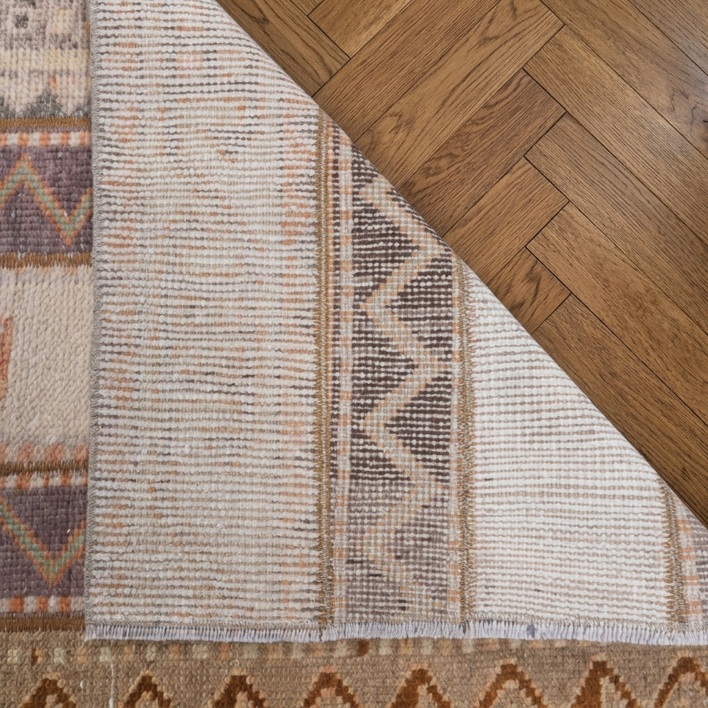 Oriental pattern on the Iasogenia vintage patchwork runner rug – handmade in Anatolia, Turkey